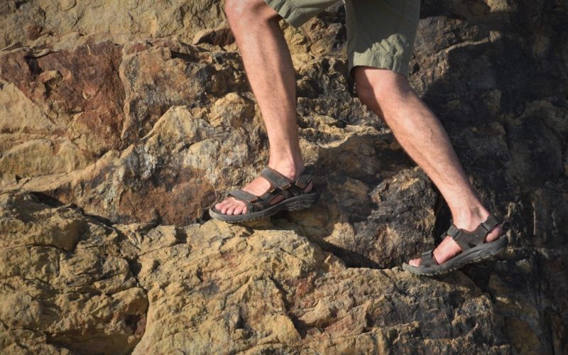 Sandal có thiết kế đơn giản tạo sự tiện lợi và thoáng mát Sandal có thiết kế đơn giản tạo sự tiện lợi và thoáng mát