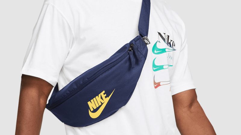 Túi đeo chéo Nike DB0490-410 có ngăn chính rộng rãi