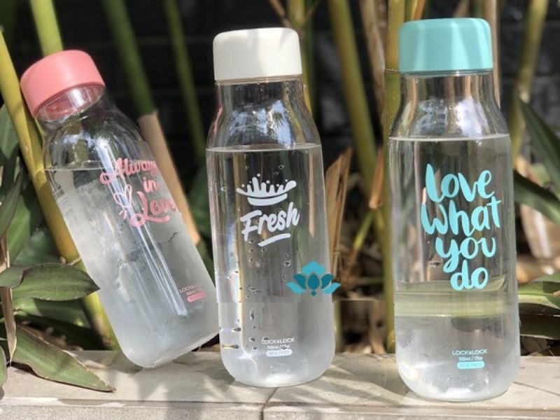 Bạn không nên dùng bình nhựa PS để đựng nước uống khi tập
