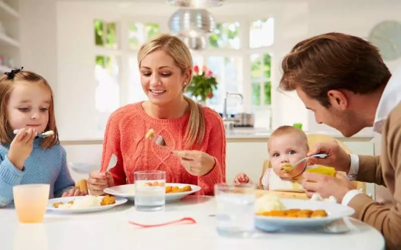 Bé có thể ngồi cùng bàn ăn với bố mẹ
