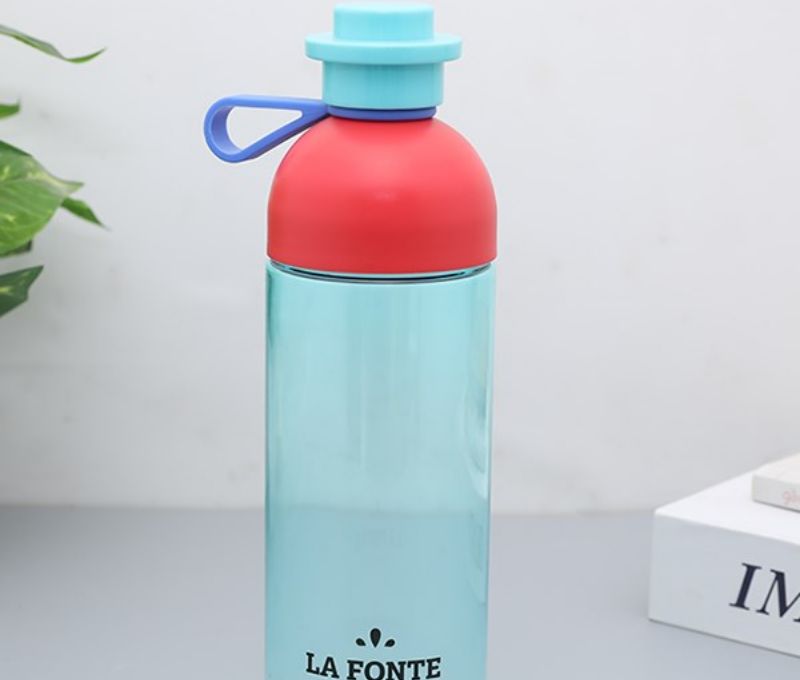 Bình nước làm từ chất liệu nhựa PP có thể đựng nước nóng