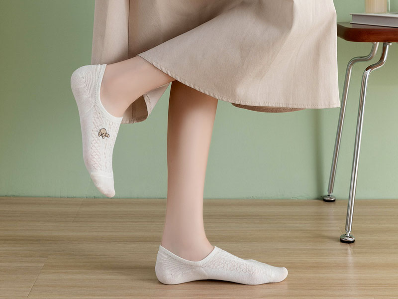Bạn chỉ nên mua những đôi tất lười chính hãng mà thôi