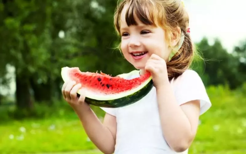 Không nên để dưa hấu bên ngoài quá lâu