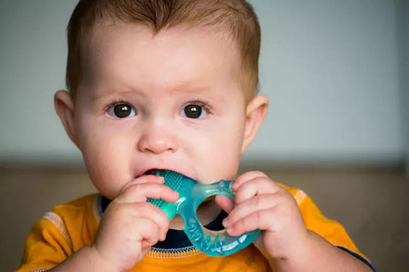 Tập cho bé bỏ thói quen ngậm tay, vật lạ