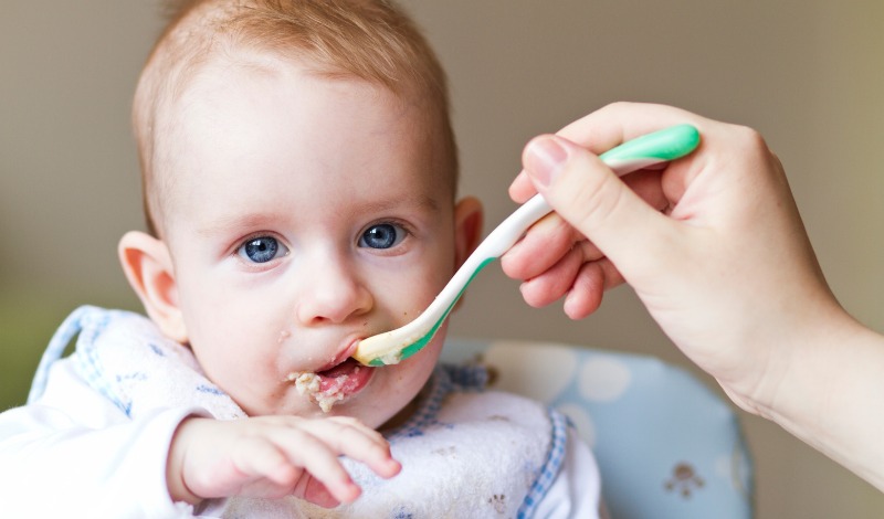 Khi bé ngồi vững trên ghế thì có thể cho bé ăn dặm kiểu Nhật