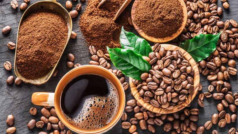 Quá nhiều caffein có thể gây ra nhịp tim đập nhanh, buồn nôn, lo lắng