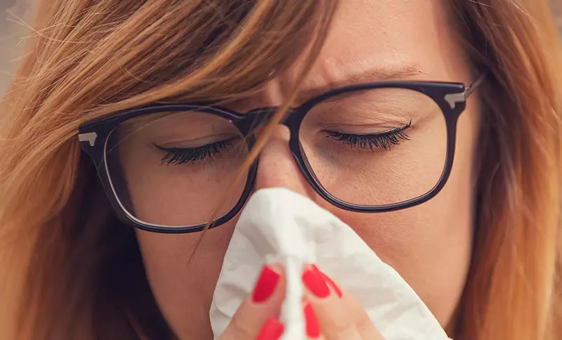Gọng kính giá rẻ có thể gây dị ứng cho da
