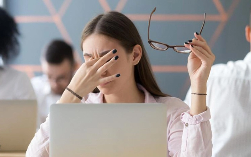 Đeo kính không độ có hại mắt không?