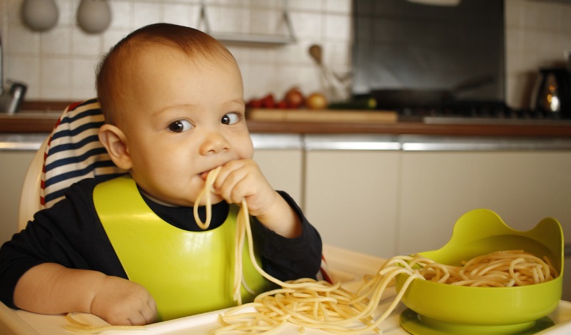 Cầm nắm được thức ăn và nhai chúng giúp bé cảm thấy vui vẻ