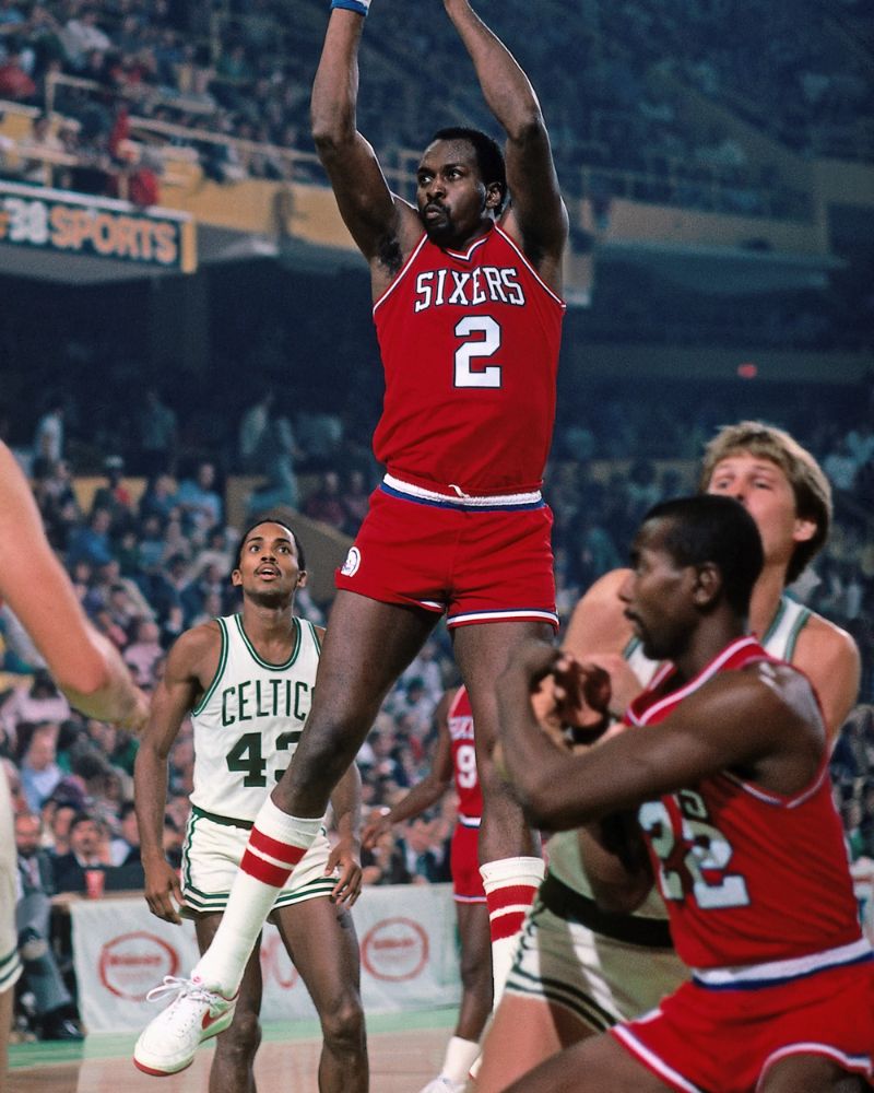 Moses Malone thực hiện một cú nhảy khi mang Nike Air Force 1