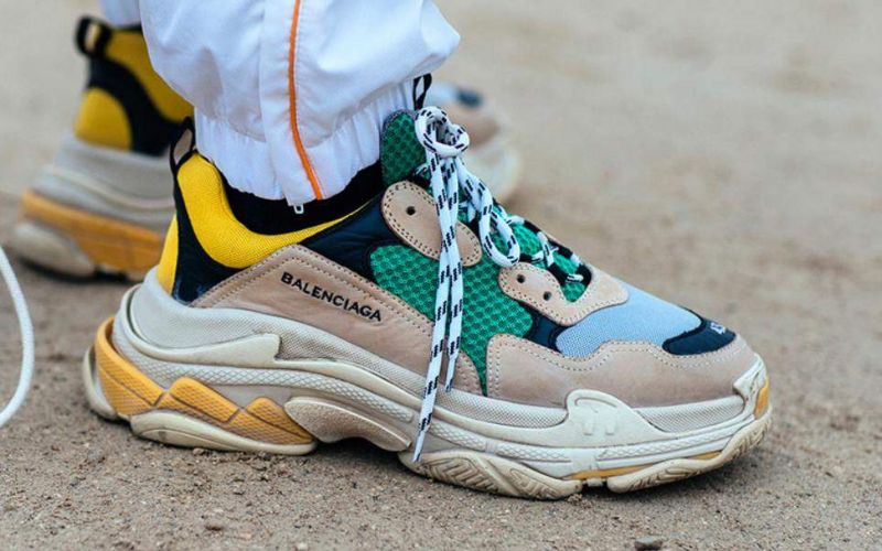 Ngoài tên chunky sneaker thì còn có tên gọi khác là Dad Shoes