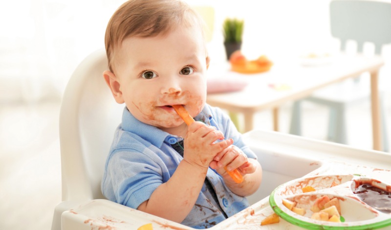 Mẹ tuyệt đối phải cho bé ngồi trên ghế ăn để tránh cho bé bị hóc thức ăn