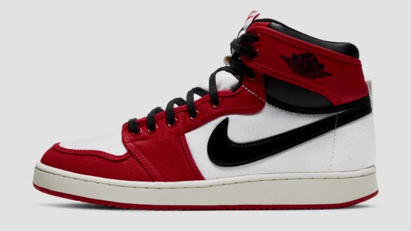 Nike Air Jordan 1 có màu đỏ và đen