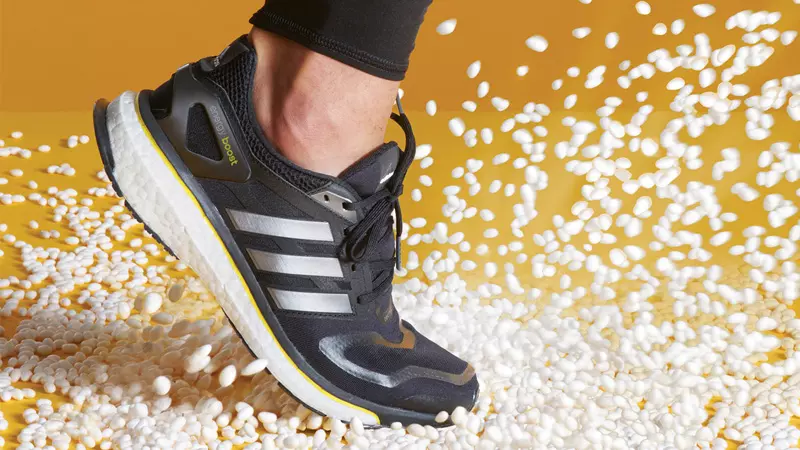 Primeknit là loại vải đặc biệt được dệt từ nhiều thành phần vật liệu khác nhau với công nghệ hiện đại từ hãng Adidas