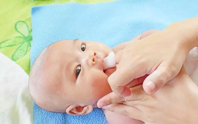 Tại sao phải rơ lưỡi cho trẻ sơ sinh?