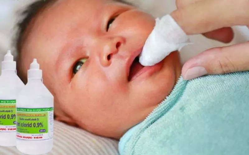 Rơ lưỡi với nước muối sinh lý