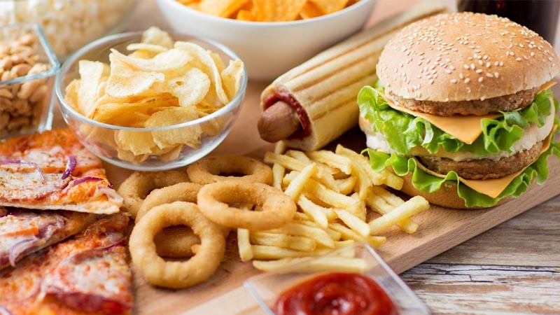 Nếu nạp quá nhiều thức ăn sẽ làm dạ dày bị quá tải, máu sẽ được bơm vào đó nhiều hơn cơ bắp làm ảnh hưởng đến buổi tập của bạn