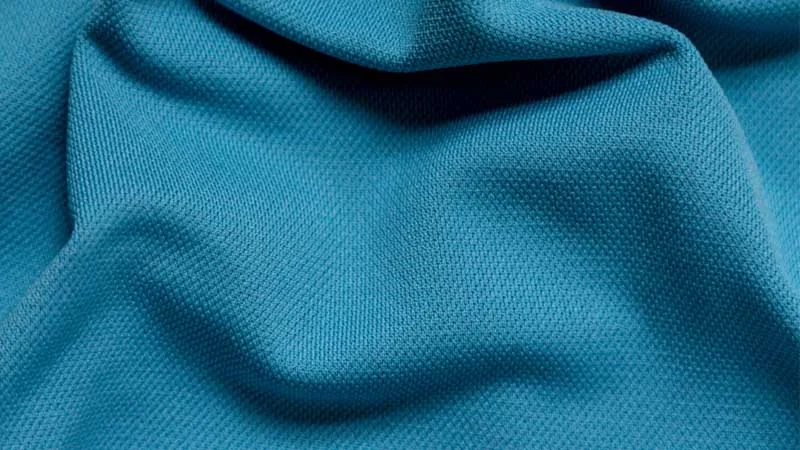 Bạn nên chọn các loại áo chống nắng có chất liệu polyester vì nó có khả năng ngăn chặn tia UV tốt