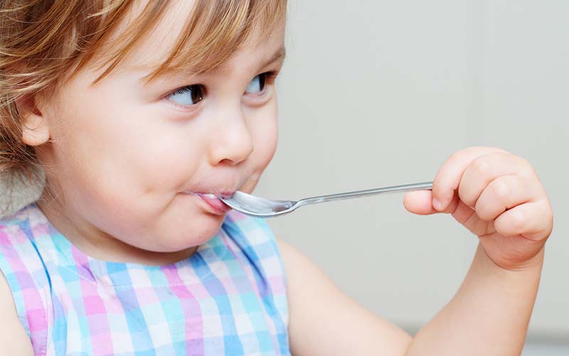 Cần bổ sung thêm lượng calo từ đường sucrose có trong các món ăn như ngũ cốc và trái cây cho bé
