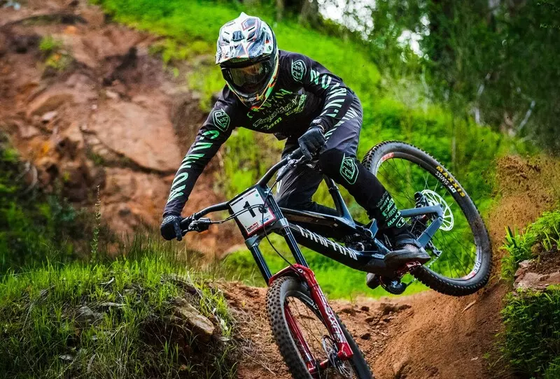 Xe đạp địa hình đổ đèo (Downhill Mountain Bike)