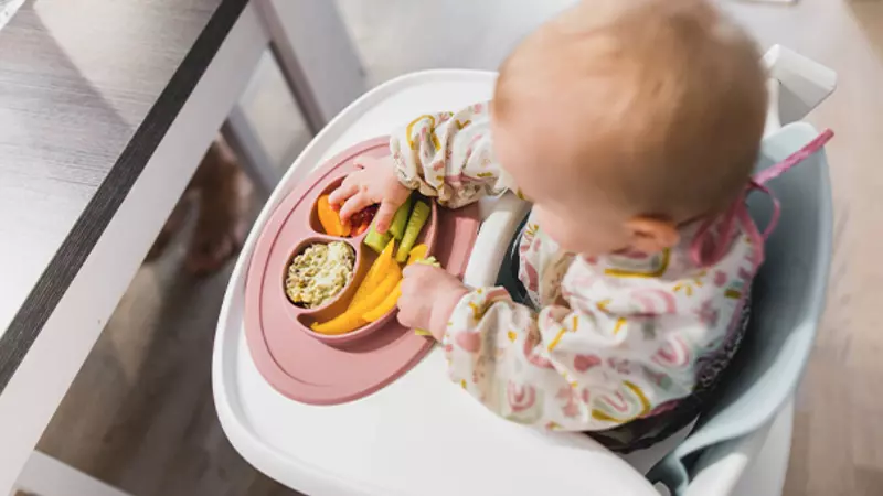 Với kiểu ăn BLW các mẹ có thể cho con ngồi ăn chung