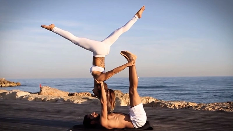 Acro yoga xây dựng mối quan hệ với đối phương