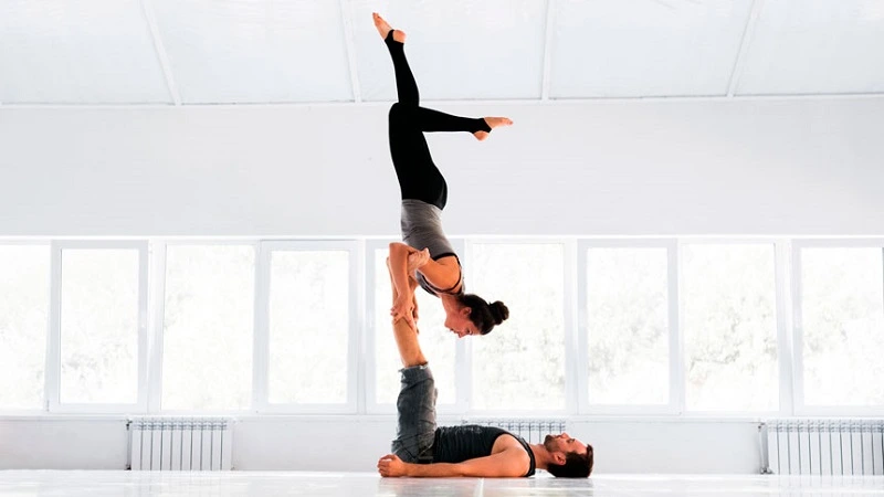 Acro yoga giúp vượt qua nỗi sợ hãi