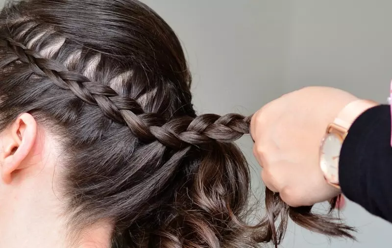 Tóc tết kiểu Pháp búi lên đỉnh đầu