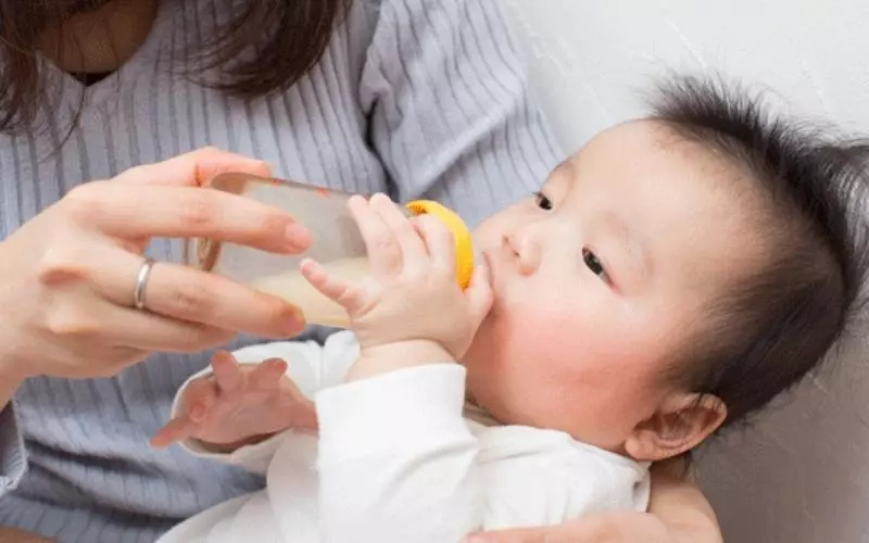 Đặt bình sữa đúng cách