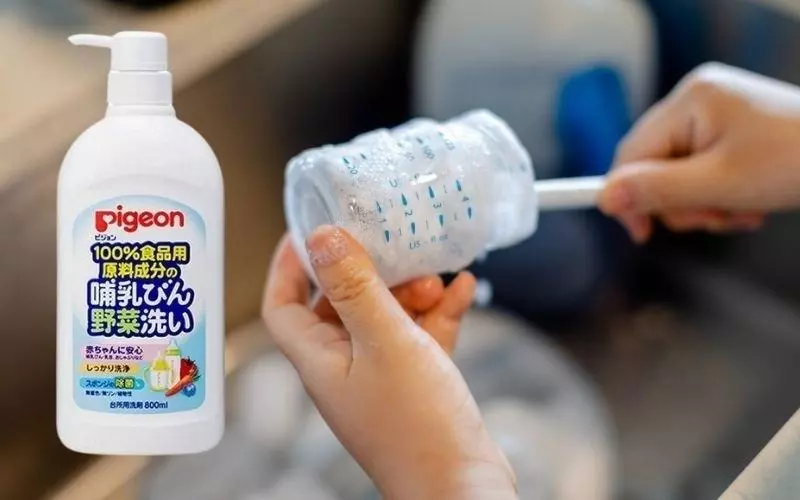 Vệ sinh bình sữa Pigeon sau khi cho bé bú
