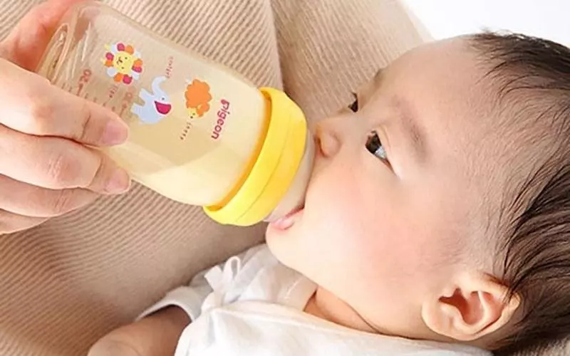 Chọn đúng tư thế cho bé bú