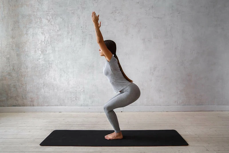 Tư thế chiếc ghế (Utkatasana)