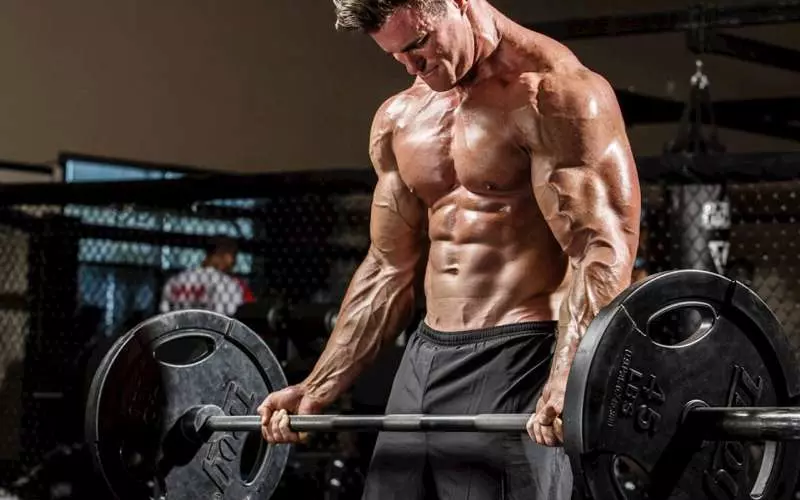 Bạn không nên khóa khớp khi tập gym và lúc thực hiện các bài tập rèn luyện sức mạnh