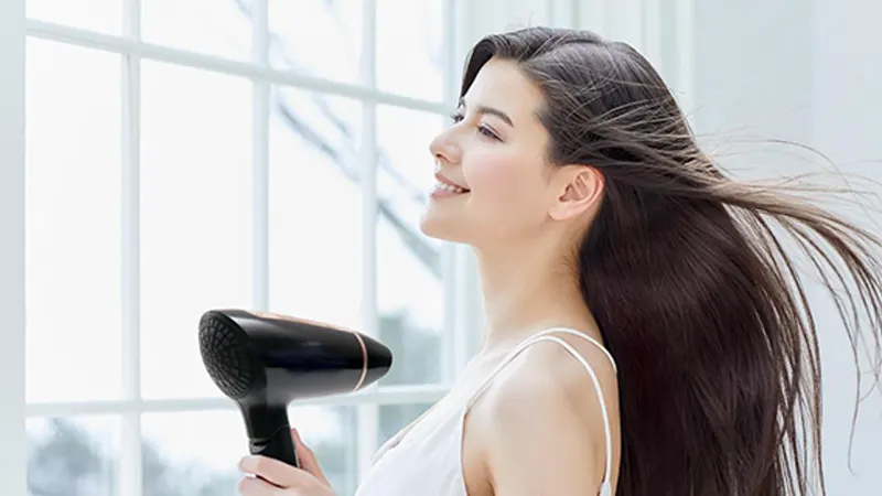 Máy sấy tóc lạnh giúp giữ lại độ ẩm của tóc, hạn chế tình trạng khô, xơ và chẻ ngọn