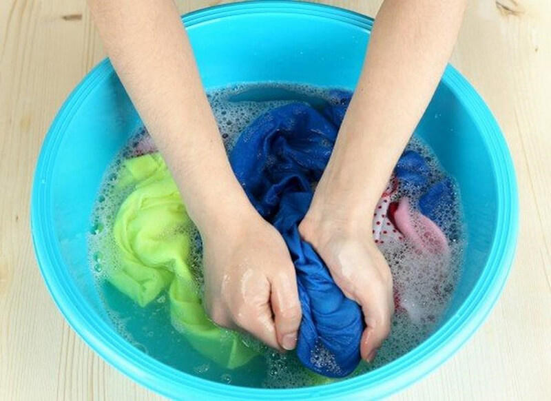 Nên giặt áo khoác dù bằng nước lạnh