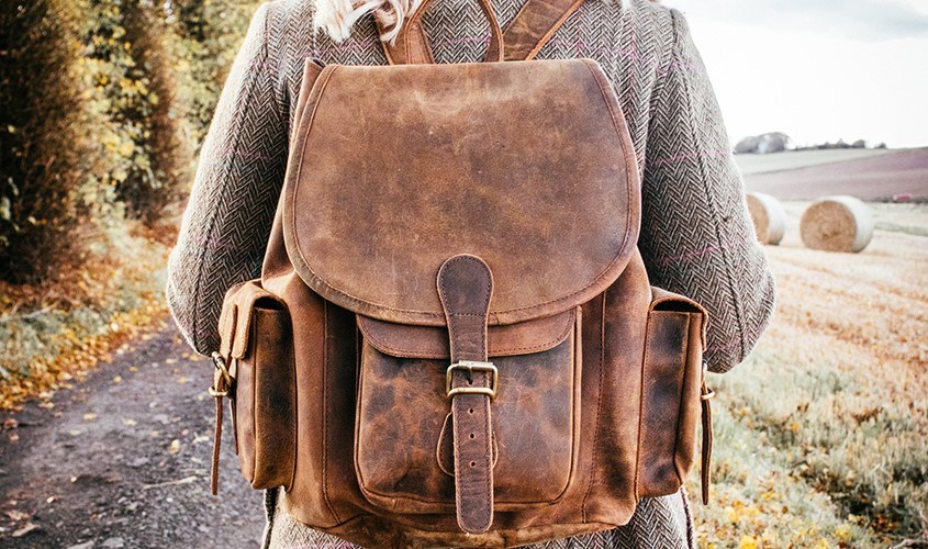 Backpack được sử dụng để chứa đồ.