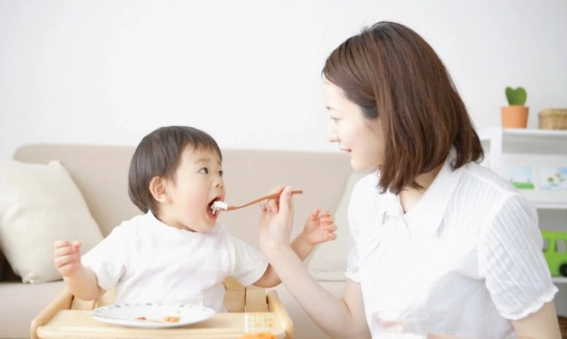Những lưu ý khi cho bé 4 tháng ăn dặm