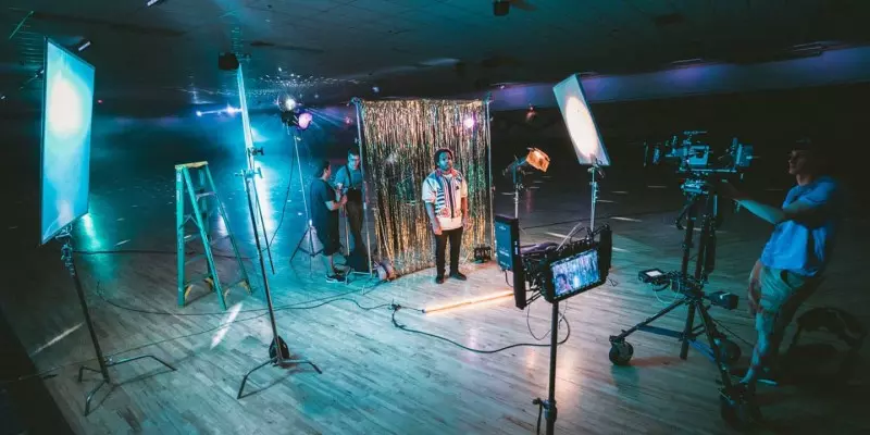 Commercial Film có nghĩa là những đoạn video, quảng cáo khoảng vài phút