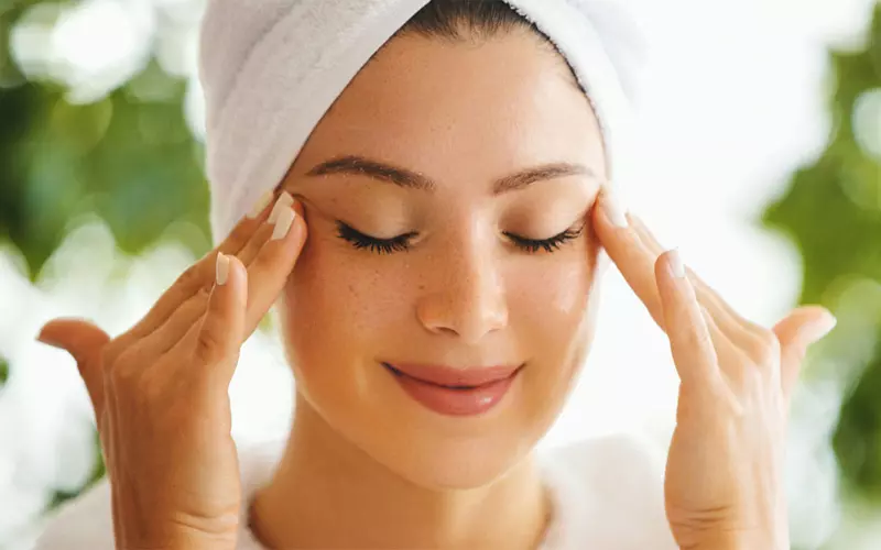 Massage da mặt là một cách đơn giản bạn có thể thực hiện tại nhà để kích thích da sản sinh collagen