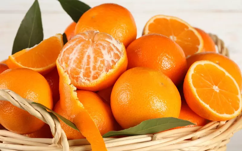 Vitamin C có nhiều trong cam giúp tăng sản xuất collagen trong cơ thể