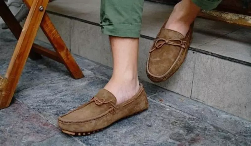 Vệ sinh giày da lộn màu đen