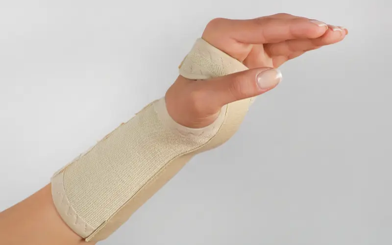 Giảm đau, hỗ trợ quá trình phục hồi chấn thương cổ tay