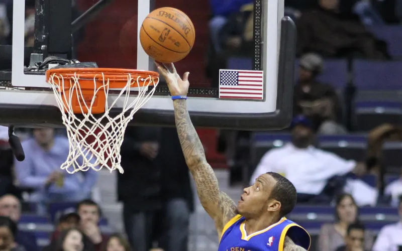 Lên rổ ngược giữa (Middle Reverse Layup)