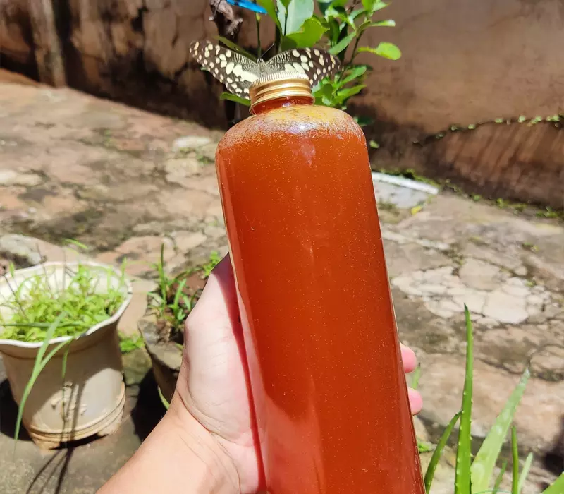 Hãy để ý sự kết tinh của mật ong dưới đáy lọ