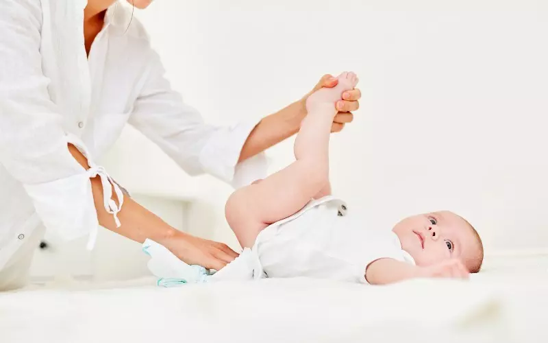 Bạn nên vệ sinh vùng mặc tã cho bé bằng nước ấm hoặc khăn mềm