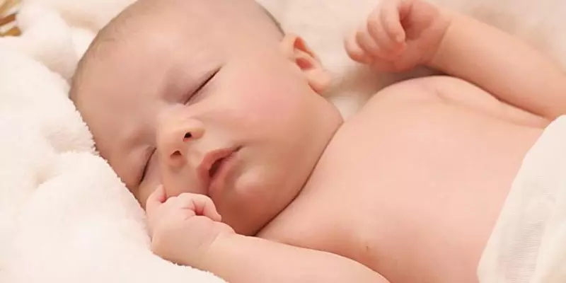 Miếng lót sơ sinh sở hữu thiết kế đơn giản, gọn gàng khi mặc
