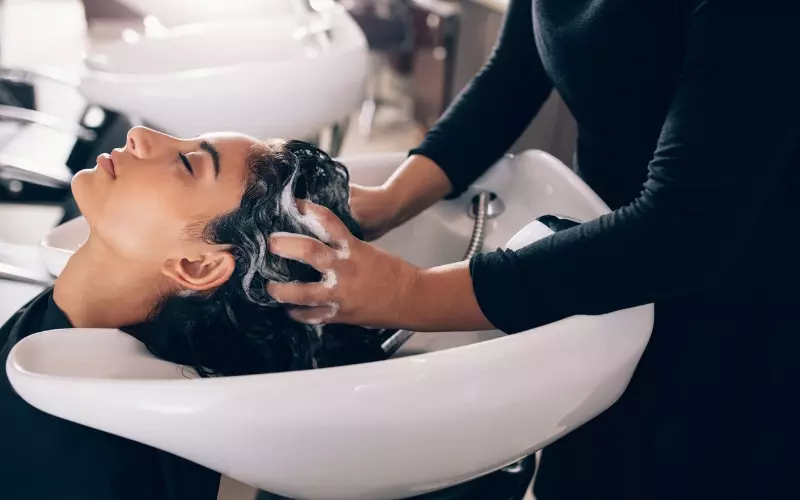 Cách gội đầu đúng để có mái tóc khỏe mạnh