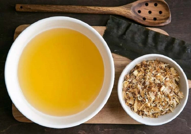 Nấu Dashi với rong biển kombu và cá ngừ bào khô