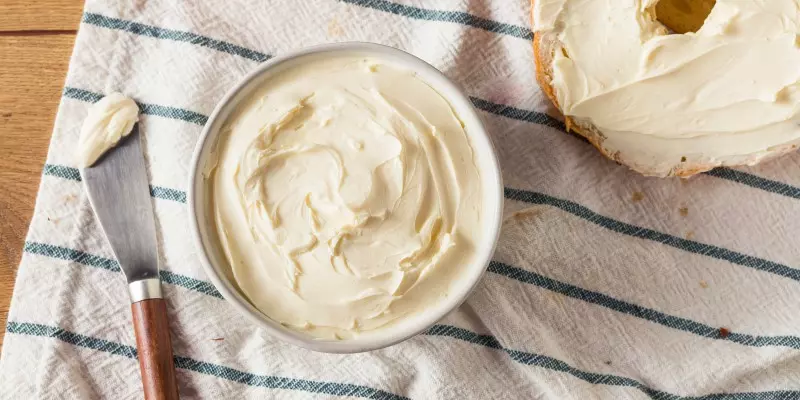 Ceam cheese có vị chua nhẹ khi ăn