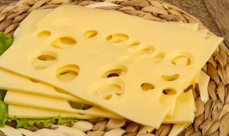 Emmental ra đời tại Thụy Sĩ và có thời gian ủ là 4 tháng